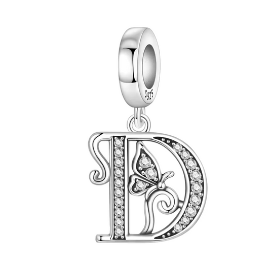 Exprimez votre élégance et votre personnalité avec ce charm pendentif en argent 925 représentant la lettre "D" stylisée dans un design raffiné. La lettre est ornée de strass scintillants qui ajoutent une touche de brillance délicate, accompagnée d’un petit papillon argenté symbolisant légèreté et liberté. Un bijou chic et sophistiqué, parfait pour personnaliser votre bracelet ou offrir un cadeau significatif.