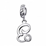 Personnalisez votre bracelet avec élégance grâce à ce charm pendentif en argent 925 représentant la lettre "E". Son design raffiné est orné d’un strass blanc scintillant qui reflète la lumière avec délicatesse, créant un bijou à la fois simple et plein de charme. Parfait à offrir ou à porter au quotidien pour un style sophistiqué et significatif.