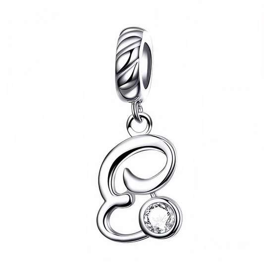 Personnalisez votre bracelet avec élégance grâce à ce charm pendentif en argent 925 représentant la lettre "E". Son design raffiné est orné d’un strass blanc scintillant qui reflète la lumière avec délicatesse, créant un bijou à la fois simple et plein de charme. Parfait à offrir ou à porter au quotidien pour un style sophistiqué et significatif.