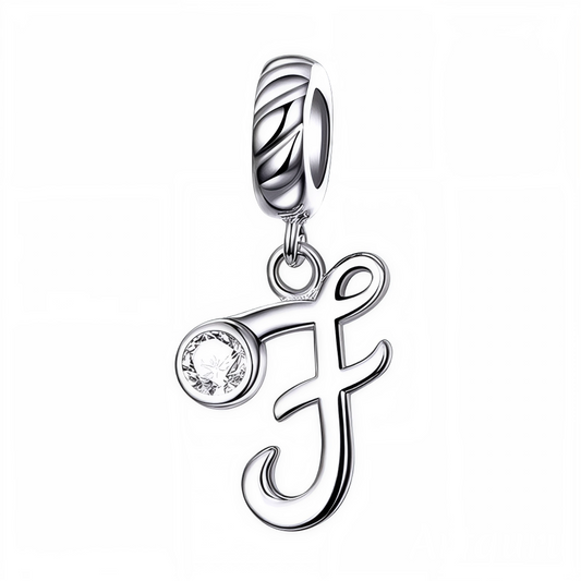 Personnalisez votre bracelet avec ce charm pendentif en argent 925 représentant la lettre "F". Son design raffiné est orné d’un strass blanc scintillant qui capture délicatement la lumière, offrant un bijou élégant, simple et plein de charme. Idéal à porter au quotidien ou à offrir en cadeau pour un style sophistiqué et significatif.