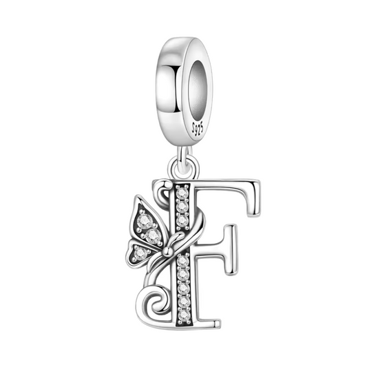 Exprimez votre élégance et votre personnalité avec ce charm pendentif en argent 925 représentant la lettre "F" stylisée dans un design raffiné. La lettre est ornée de strass scintillants qui ajoutent une touche de brillance délicate, accompagnée d’un petit papillon argenté symbolisant légèreté et liberté. Un bijou chic et sophistiqué, parfait pour personnaliser votre bracelet ou offrir un cadeau significatif.