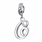 Personnalisez votre bracelet avec ce charm pendentif en argent 925 représentant la lettre "G". Son design élégant est orné d’un strass blanc scintillant qui reflète délicatement la lumière, offrant un bijou à la fois simple, raffiné et plein de charme. Idéal à porter au quotidien ou à offrir en cadeau pour un style sophistiqué et significatif.