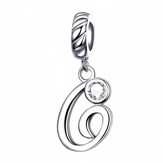 Personnalisez votre bracelet avec ce charm pendentif en argent 925 représentant la lettre "G". Son design élégant est orné d’un strass blanc scintillant qui reflète délicatement la lumière, offrant un bijou à la fois simple, raffiné et plein de charme. Idéal à porter au quotidien ou à offrir en cadeau pour un style sophistiqué et significatif.