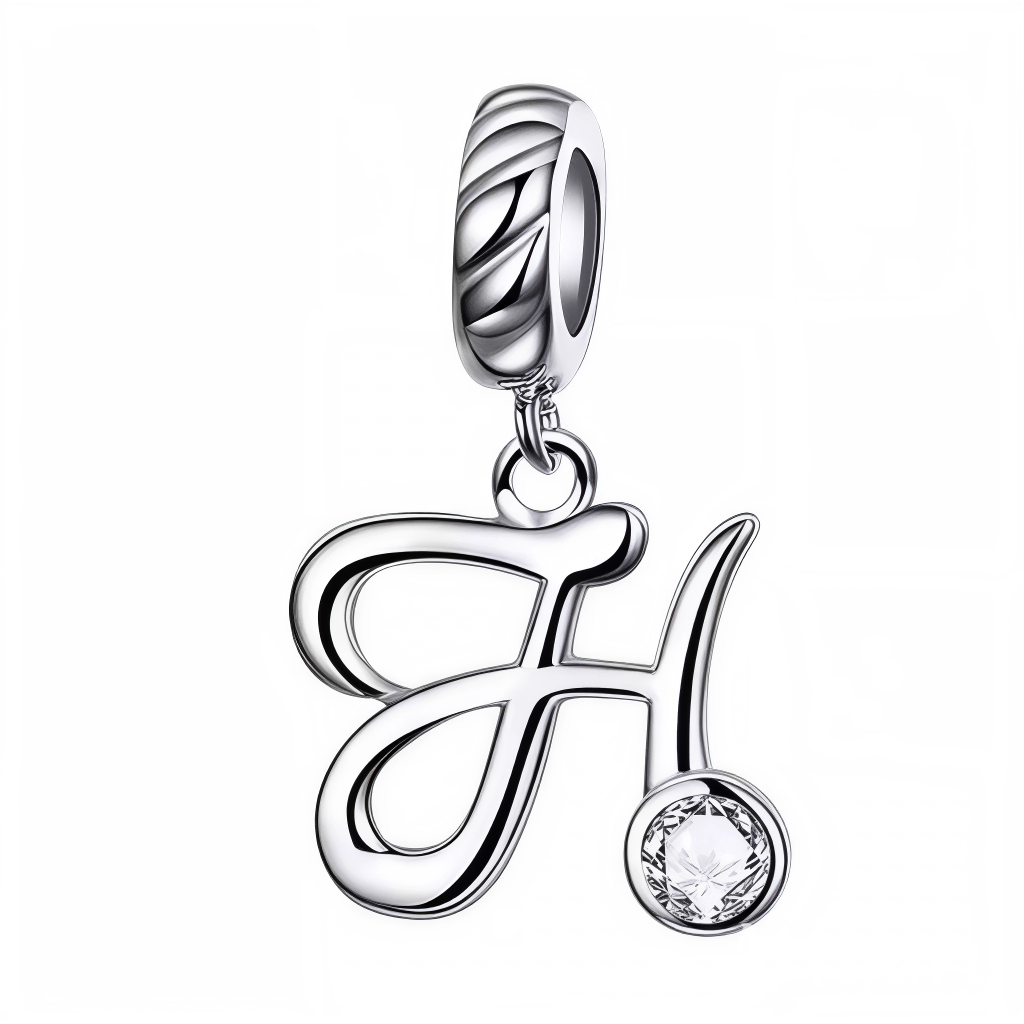 Apportez une touche élégante à votre bracelet avec ce charm pendentif en argent 925 représentant la lettre "H". Son design raffiné est sublimé par un strass blanc scintillant qui capte délicatement la lumière, offrant un bijou simple, charmant et significatif. Parfait à porter au quotidien ou à offrir en cadeau pour un style sophistiqué et personnalisé.