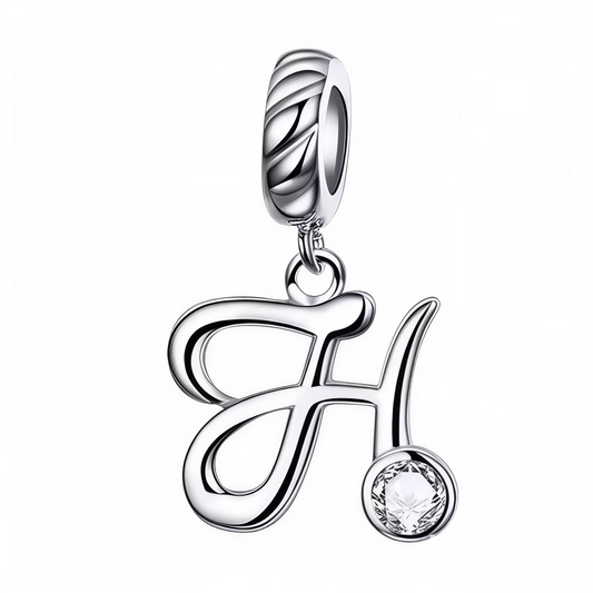 Apportez une touche élégante à votre bracelet avec ce charm pendentif en argent 925 représentant la lettre "H". Son design raffiné est sublimé par un strass blanc scintillant qui capte délicatement la lumière, offrant un bijou simple, charmant et significatif. Parfait à porter au quotidien ou à offrir en cadeau pour un style sophistiqué et personnalisé.