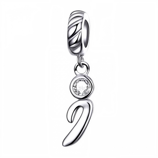 Personnalisez votre bracelet avec ce charm pendentif en argent 925 représentant la lettre "I". Son design élégant est orné d’un strass blanc scintillant qui capte délicatement la lumière, offrant un bijou simple, raffiné et plein de charme. Idéal à porter au quotidien ou à offrir en cadeau pour un style sophistiqué et significatif.