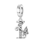 Exprimez votre élégance et votre personnalité avec ce charm pendentif en argent 925 représentant la lettre "I" stylisée dans un design raffiné. La lettre est ornée de strass scintillants qui ajoutent une touche de brillance délicate, accompagnée d’un petit papillon argenté symbolisant légèreté et liberté. Un bijou chic et sophistiqué, parfait pour personnaliser votre bracelet ou offrir un cadeau significatif.