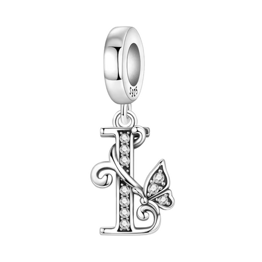 Exprimez votre élégance et votre personnalité avec ce charm pendentif en argent 925 représentant la lettre "I" stylisée dans un design raffiné. La lettre est ornée de strass scintillants qui ajoutent une touche de brillance délicate, accompagnée d’un petit papillon argenté symbolisant légèreté et liberté. Un bijou chic et sophistiqué, parfait pour personnaliser votre bracelet ou offrir un cadeau significatif.