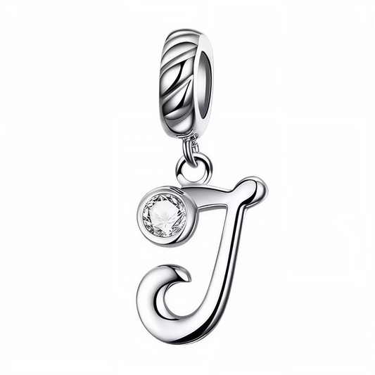 Apportez une touche élégante et personnelle à votre bracelet avec ce charm pendentif en argent 925 représentant la lettre "J". Son design raffiné est orné d’un strass blanc scintillant qui capte délicatement la lumière, offrant un bijou simple, charmant et plein de signification. Parfait à porter au quotidien ou à offrir en cadeau pour un style sophistiqué et unique.