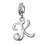 Personnalisez votre bracelet avec ce charm pendentif en argent 925 représentant la lettre "K". Son design élégant est orné d’un strass blanc scintillant qui reflète délicatement la lumière, offrant un bijou simple, raffiné et plein de charme. Idéal à porter au quotidien ou à offrir en cadeau pour un style sophistiqué et significatif.