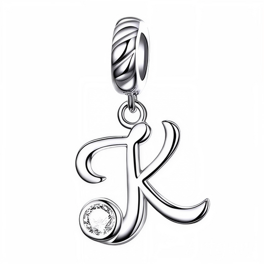 Personnalisez votre bracelet avec ce charm pendentif en argent 925 représentant la lettre "K". Son design élégant est orné d’un strass blanc scintillant qui reflète délicatement la lumière, offrant un bijou simple, raffiné et plein de charme. Idéal à porter au quotidien ou à offrir en cadeau pour un style sophistiqué et significatif.