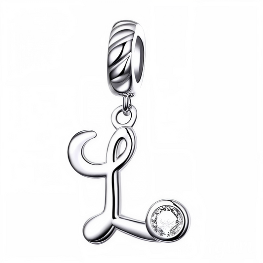 Ajoutez une touche élégante et raffinée à votre bracelet avec ce charm pendentif en argent 925 représentant la lettre "L". Son design délicat est orné d’un strass blanc scintillant qui capte la lumière avec subtilité, offrant un bijou simple, charmant et plein de signification. Parfait à porter au quotidien ou à offrir en cadeau pour un style sophistiqué et unique.
