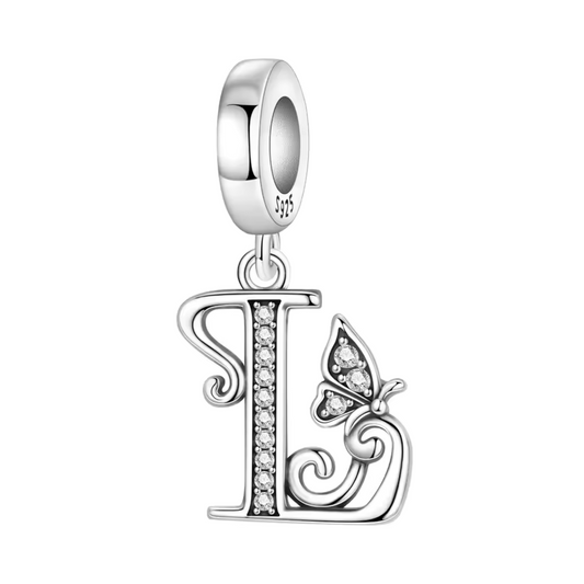 Exprimez votre élégance et votre personnalité avec ce charm pendentif en argent 925 représentant la lettre "L" stylisée dans un design raffiné. La lettre est ornée de strass scintillants qui ajoutent une touche de brillance délicate, accompagnée d’un petit papillon argenté symbolisant légèreté et liberté. Un bijou chic et sophistiqué, parfait pour personnaliser votre bracelet ou offrir un cadeau significatif.