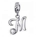 Personnalisez votre bracelet avec ce charm pendentif en argent 925 représentant la lettre "M". Son design raffiné est orné d’un strass blanc scintillant qui capte délicatement la lumière, offrant un bijou élégant, simple et plein de charme. Idéal à porter au quotidien ou à offrir en cadeau pour un style sophistiqué et significatif.
