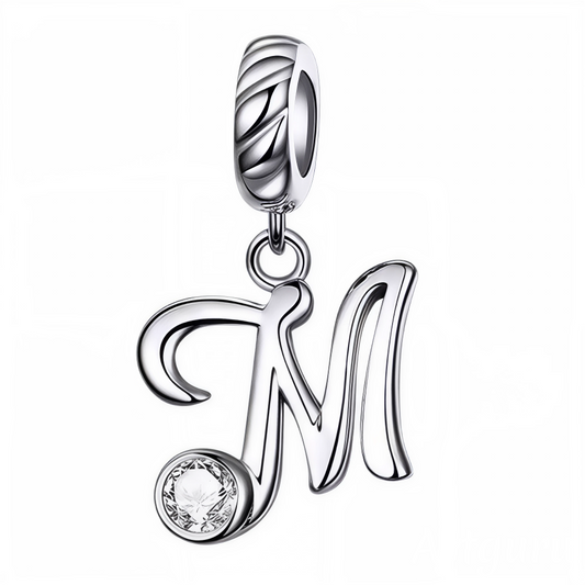 Personnalisez votre bracelet avec ce charm pendentif en argent 925 représentant la lettre "M". Son design raffiné est orné d’un strass blanc scintillant qui capte délicatement la lumière, offrant un bijou élégant, simple et plein de charme. Idéal à porter au quotidien ou à offrir en cadeau pour un style sophistiqué et significatif.