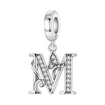Exprimez votre élégance et votre personnalité avec ce charm pendentif en argent 925 représentant la lettre "M" stylisée dans un design raffiné. La lettre est ornée de strass scintillants qui ajoutent une touche de brillance délicate, accompagnée d’un petit papillon argenté symbolisant légèreté et liberté. Un bijou chic et sophistiqué, parfait pour personnaliser votre bracelet ou offrir un cadeau significatif.
