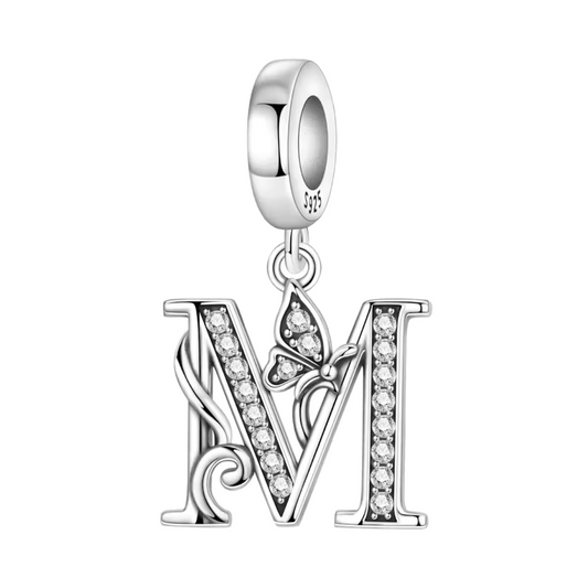 Exprimez votre élégance et votre personnalité avec ce charm pendentif en argent 925 représentant la lettre "M" stylisée dans un design raffiné. La lettre est ornée de strass scintillants qui ajoutent une touche de brillance délicate, accompagnée d’un petit papillon argenté symbolisant légèreté et liberté. Un bijou chic et sophistiqué, parfait pour personnaliser votre bracelet ou offrir un cadeau significatif.