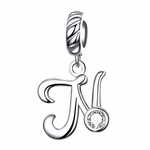 Apportez une touche élégante à votre bracelet avec ce charm pendentif en argent 925 représentant la lettre "N". Son design raffiné est sublimé par un strass blanc scintillant qui capte délicatement la lumière, offrant un bijou simple, charmant et significatif. Idéal à porter au quotidien ou à offrir en cadeau pour un style sophistiqué et personnalisé.