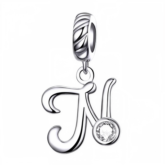 Apportez une touche élégante à votre bracelet avec ce charm pendentif en argent 925 représentant la lettre "N". Son design raffiné est sublimé par un strass blanc scintillant qui capte délicatement la lumière, offrant un bijou simple, charmant et significatif. Idéal à porter au quotidien ou à offrir en cadeau pour un style sophistiqué et personnalisé.