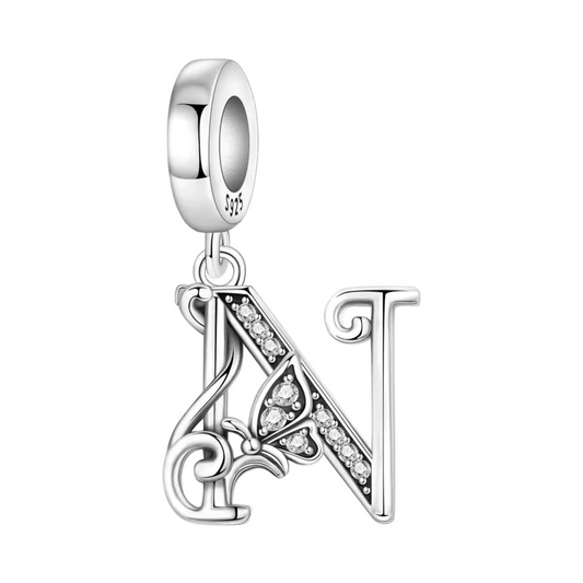 Affichez votre initiale avec élégance grâce à ce charm pendentif en argent 925 représentant la lettre "N" dans un design raffiné et sophistiqué. Sublimée par de délicats strass scintillants, cette lettre s’accompagne d’un petit papillon argenté, symbole de légèreté et de transformation. Un bijou plein de charme, idéal pour personnaliser votre bracelet ou faire un cadeau rempli de sens.