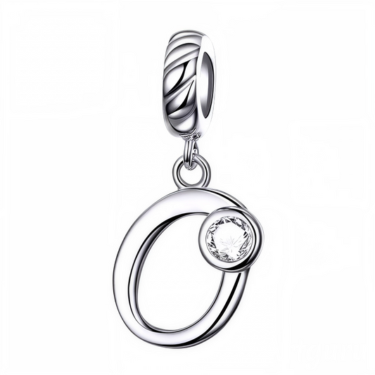 Personnalisez votre bracelet avec ce charm pendentif en argent 925 représentant la lettre "O". Son design élégant est orné d’un strass blanc scintillant qui reflète délicatement la lumière, créant un bijou simple, raffiné et plein de charme. Parfait à porter au quotidien ou à offrir en cadeau pour un style sophistiqué et significatif.