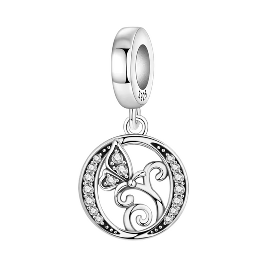 Affirmez votre style avec délicatesse grâce à ce charm pendentif en argent 925 représentant la lettre "O", finement travaillée et ornée de strass brillants. Un petit papillon argenté accompagne la lettre, évoquant la légèreté, la liberté et la transformation. Un bijou élégant et plein de symbolisme, parfait pour personnaliser votre bracelet ou offrir un cadeau unique et attentionné.