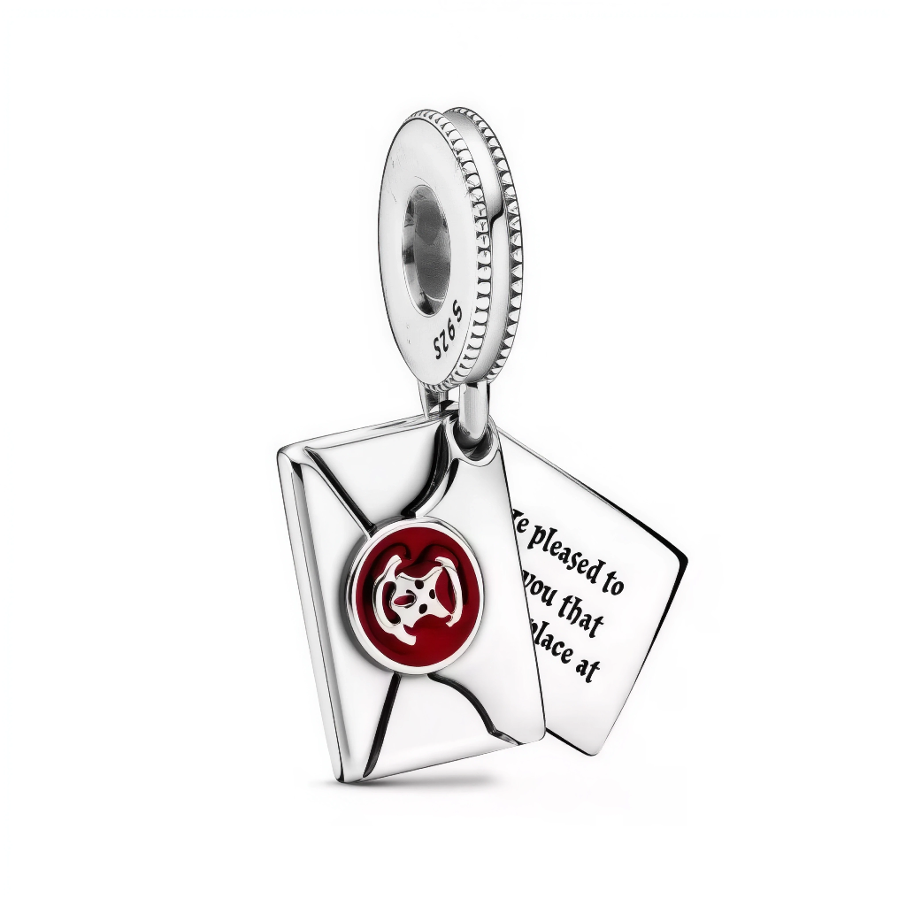 Reçois ton invitation enchantée avec ce charm Lettre Poudlard Harry Potter en argent sterling 925, réplique parfaite de la missive verte délivrant l'admission tant attendue à l'école des sorciers. Le parchemin scellé de cire rouge, l'écriture élégante de Poudlard et l'enveloppe usée par le vol d'Hedwige capturent le moment où le monde moldu bascule dans la magie. Suspendue à une bélière lisse compatible bracelets Pandora, cette lettre fatidique annonce ton destin sorcier à chaque mouvement de poignet. Poinç