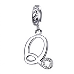 Personnalisez votre bracelet avec élégance grâce à ce charm pendentif en argent 925 représentant la lettre "Q". Son design raffiné est sublimé par un strass blanc scintillant qui reflète délicatement la lumière, offrant un bijou simple, charmant et plein de signification. Idéal à porter au quotidien ou à offrir en cadeau pour un style sophistiqué et unique.
