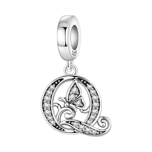Affichez votre initiale avec distinction grâce à ce charm pendentif en argent 925 représentant la lettre "Q", sublimée par des strass scintillants. Un petit papillon argenté vient compléter ce design élégant, apportant une touche de douceur et de symbolisme. Un bijou raffiné, parfait pour personnaliser votre bracelet ou offrir un cadeau unique et plein de signification.
