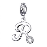 Ajoutez une touche raffinée et personnalisée à votre bracelet avec ce charm pendentif en argent 925 représentant la lettre "R". Son design élégant est orné d’un strass blanc scintillant qui capte la lumière avec délicatesse, offrant un bijou simple, charmant et plein de signification. Parfait à porter chaque jour ou à offrir en cadeau pour un style sophistiqué et unique.