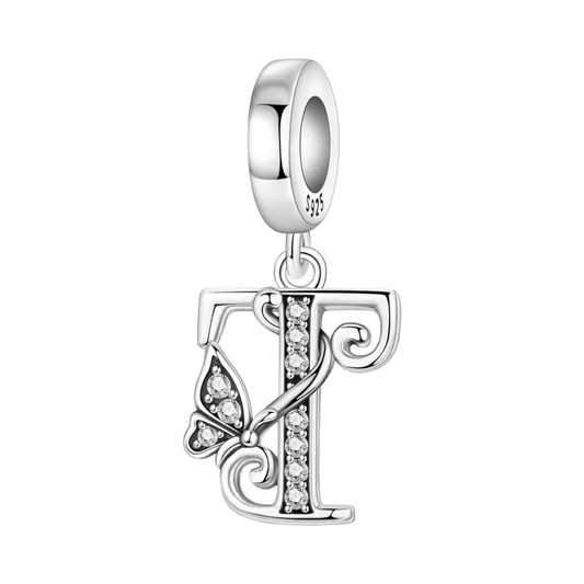 Affirmez votre style avec finesse grâce à ce charm pendentif en argent 925 représentant la lettre "T". Ornée de strass scintillants qui captent magnifiquement la lumière, cette lettre élégante est accompagnée d’un petit papillon argenté, symbole de légèreté, de liberté et de transformation. Un bijou délicat et personnel, parfait pour agrémenter votre bracelet ou offrir un cadeau chargé de sens.