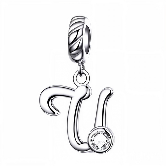 Ajoutez une touche élégante et personnalisée à votre bracelet avec ce charm pendentif en argent 925 représentant la lettre "U". Son design raffiné est orné d’un strass blanc scintillant qui reflète délicatement la lumière, offrant un bijou simple, charmant et plein de signification. Parfait à porter chaque jour ou à offrir en cadeau pour un style sophistiqué et unique.