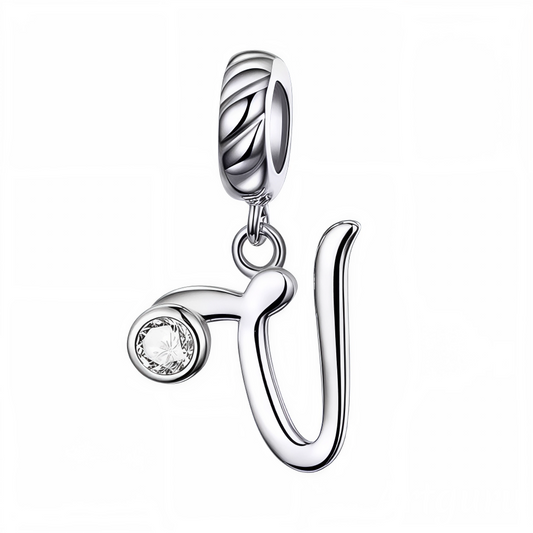 Personnalisez votre bracelet avec ce charm pendentif en argent 925 représentant la lettre "V". Son design élégant est sublimé par un strass blanc scintillant qui capte délicatement la lumière, offrant un bijou simple, raffiné et plein de charme. Idéal à porter au quotidien ou à offrir en cadeau pour un style sophistiqué et significatif.