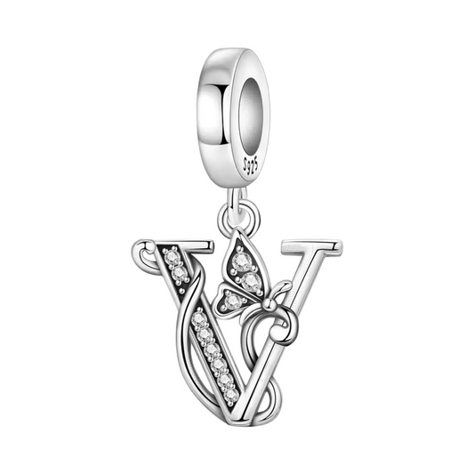 Affirmez votre style avec ce charm pendentif en argent 925 représentant la lettre "V", finement travaillé et rehaussé de strass scintillants. Un petit papillon argenté accompagne cette création élégante, ajoutant une touche de douceur et de symbolisme. Idéal pour personnaliser votre bracelet ou offrir un bijou unique et significatif.