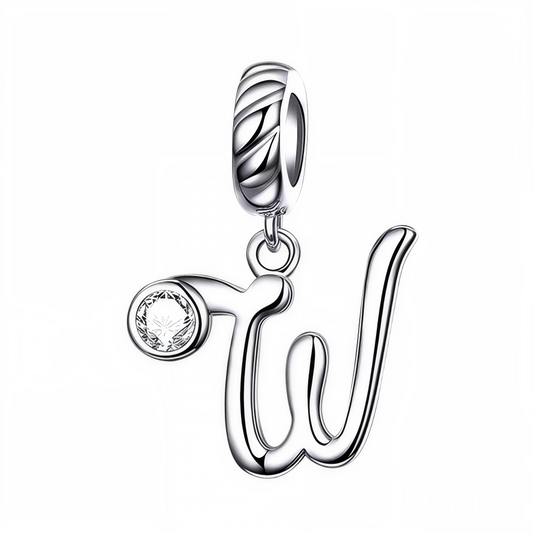 Apportez une touche personnelle et raffinée à votre bracelet avec ce charm pendentif en argent 925 représentant la lettre "W". Son design élégant est sublimé par un strass blanc scintillant qui capte la lumière avec délicatesse, offrant un bijou simple mais plein de charme. Idéal à offrir ou à porter au quotidien pour un style sophistiqué et significatif.