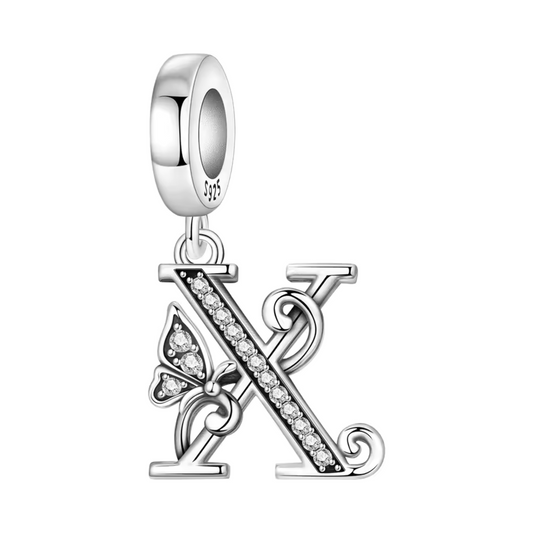 Laissez parler votre style unique avec ce charm pendentif en argent 925 représentant la lettre "X", sublimée par de délicats strass scintillants. Accompagné d’un petit papillon argenté, symbole de légèreté et de transformation, ce bijou raffiné est idéal pour personnaliser votre bracelet ou offrir un cadeau aussi original que plein de sens.