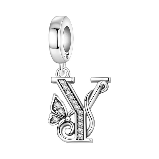 Exprimez votre élégance et votre originalité avec ce charm pendentif en argent 925 représentant la lettre "Y". Cette lettre stylisée est ornée de strass scintillants qui apportent une touche de lumière délicate, accompagnée d’un petit papillon argenté symbolisant la liberté et la transformation. Un bijou raffiné et plein de charme, parfait pour personnaliser votre bracelet ou offrir un cadeau unique.