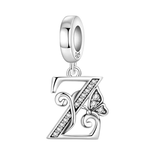 Affichez votre style avec ce charm pendentif en argent 925 représentant la lettre "Z" élégamment stylisée. Orné de strass scintillants et accompagné d’un petit papillon argenté, ce bijou symbolise la grâce, la liberté et la finesse. Parfait pour personnaliser votre bracelet ou offrir un cadeau raffiné et chargé de sens.
