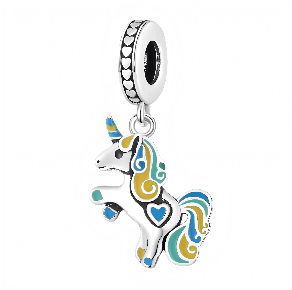 Ce charm pendentif en argent représente une licorne cabrée au look féerique, décorée de volutes colorées bleu, vert et doré dans la crinière et la queue, ainsi que d’un cœur bleu sur le flanc. Sa corne rayée de bleu et de jaune et la bélière ornée de petits cœurs gravés en relief renforcent son esprit magique, parfait pour celles et ceux qui aiment l’univers fantastique et les symboles de rêve.