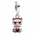 Célébrez la puissance et la tradition avec ce charm pendentif représentant un lion du Nouvel An Chinois, finement sculpté en Argent 925 (S925). Assis avec dignité, ce bijou symbolise la force, la protection et la chance, parfait pour apporter une touche culturelle et spirituelle à votre collection.