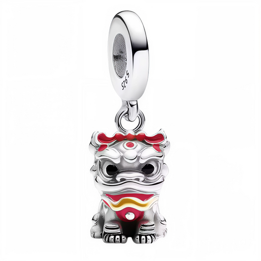 Célébrez la puissance et la tradition avec ce charm pendentif représentant un lion du Nouvel An Chinois, finement sculpté en Argent 925 (S925). Assis avec dignité, ce bijou symbolise la force, la protection et la chance, parfait pour apporter une touche culturelle et spirituelle à votre collection.