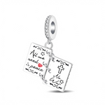 Ce charm en forme de petit livre ouvert en argent 925 présente deux pages articulées reliées par de petits anneaux, décorées de symboles de paix, d’un cœur rose et d’un motif de croix stylisée. La bélière sertie de cristaux clairs ajoute une touche lumineuse et élégante, idéale pour porter au poignet un message d’amour, d’espoir et de refus de la violence.