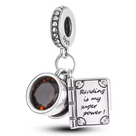Pour les amoureux de la lecture et des moments de détente, ce charm en argent 925 capture l'essence des plaisirs simples : un bon livre accompagné d’une tasse de café fumante. Ce bijou raffiné est parfait pour exprimer votre passion pour la littérature et les instants chaleureux.