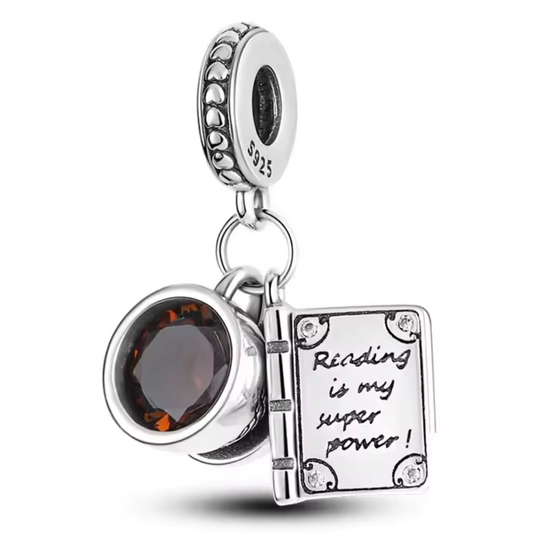 Pour les amoureux de la lecture et des moments de détente, ce charm en argent 925 capture l'essence des plaisirs simples : un bon livre accompagné d’une tasse de café fumante. Ce bijou raffiné est parfait pour exprimer votre passion pour la littérature et les instants chaleureux.