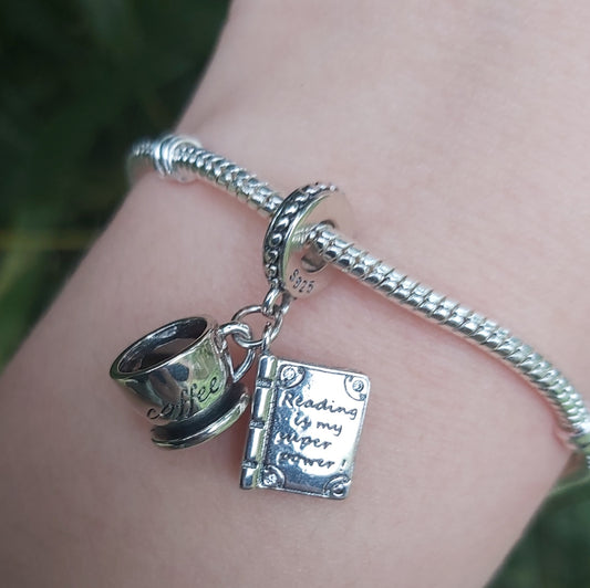 Pour les amoureux de la lecture et des moments de détente, ce charm en argent 925 capture l'essence des plaisirs simples : un bon livre accompagné d’une tasse de café fumante. Ce bijou raffiné est parfait pour exprimer votre passion pour la littérature et les instants chaleureux.