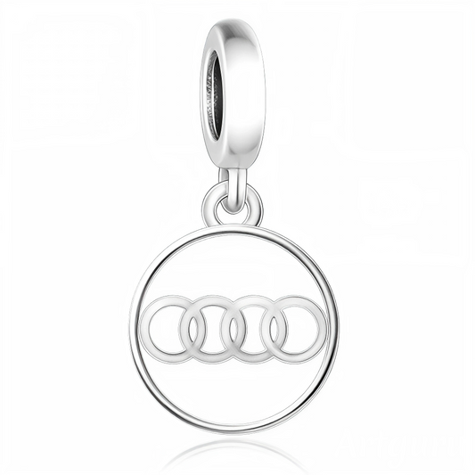 Affichez votre passion pour l’automobile avec ce charm pendentif en argent 925 représentant le logo emblématique d’Audi. Avec ses quatre anneaux entrelacés finement travaillés, ce bijou incarne le raffinement et l’excellence de la marque. Une pièce sobre et sophistiquée, parfaite pour les amateurs de design et de belles mécaniques.