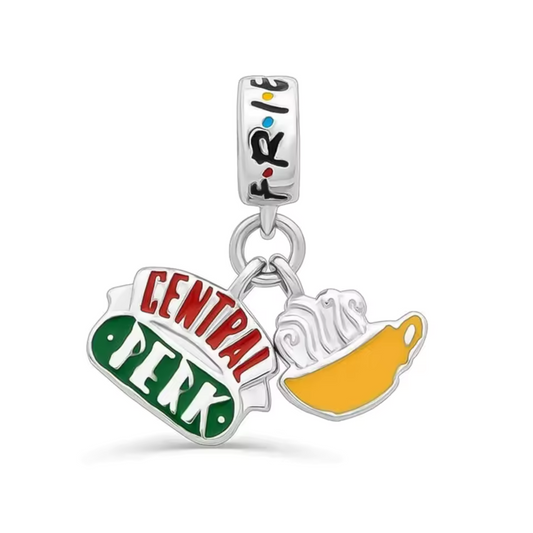 Ce charm pendentif met à l'honneur le célèbre logo du Central Perk avec sa tasse emblématique, le café préféré des personnages de Friends. Représentant un lieu central où les amis se retrouvent, ce charm est idéal pour tous les fans de la série qui souhaitent emporter avec eux un petit souvenir de ce café iconique.