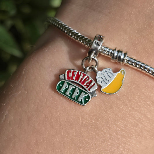 Ce charm pendentif met à l'honneur le célèbre logo du Central Perk avec sa tasse emblématique, le café préféré des personnages de Friends. Représentant un lieu central où les amis se retrouvent, ce charm est idéal pour tous les fans de la série qui souhaitent emporter avec eux un petit souvenir de ce café iconique.