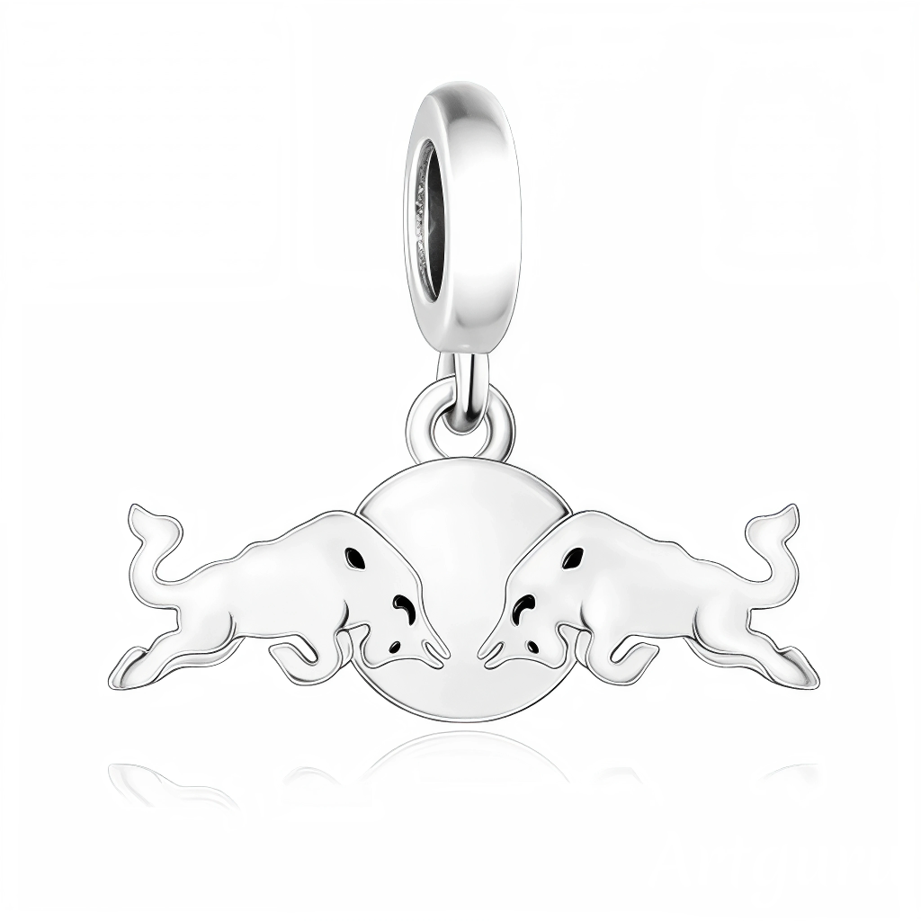 Exprimez votre passion pour la vitesse et l’audace avec ce charm pendentif en argent 925 représentant le célèbre logo Red Bull. Avec ses deux taureaux affrontés et son design iconique, ce bijou incarne l’énergie et la force de la marque. Une pièce dynamique et stylée, parfaite pour les amateurs de sport et de sensations fortes.