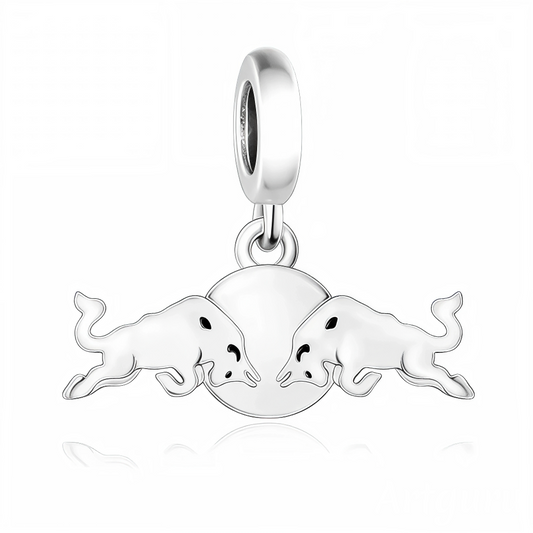 Exprimez votre passion pour la vitesse et l’audace avec ce charm pendentif en argent 925 représentant le célèbre logo Red Bull. Avec ses deux taureaux affrontés et son design iconique, ce bijou incarne l’énergie et la force de la marque. Une pièce dynamique et stylée, parfaite pour les amateurs de sport et de sensations fortes.